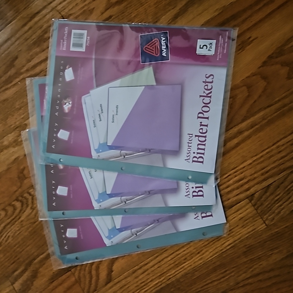 NWT AVERY BINDER POCKETS